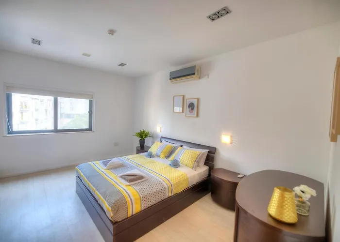 Bright And Spacious 3 Bedroom Apartment With Breathtaking Views - Goslm-5